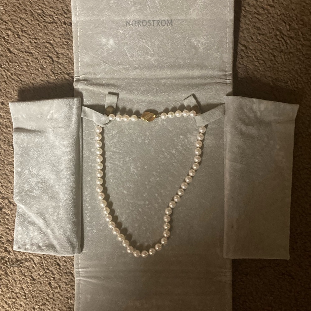 Brand new never worn or used real string of pearls necklace. Real Gold clasp